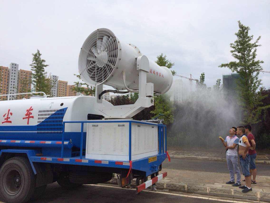 工作人員正在用遙控操作霧炮車(chē) 工作人員正在用遙控操作霧炮車(chē)