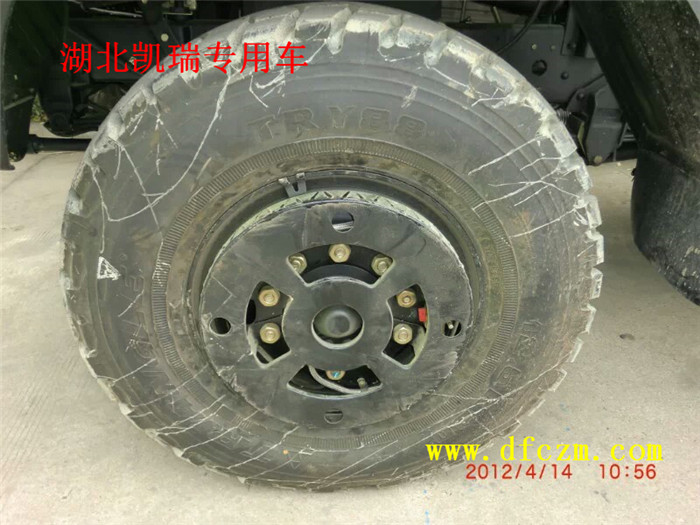 東風(fēng)越野灑水車帶有自動(dòng)充氣輪胎 東風(fēng)越野灑水車帶有自動(dòng)充氣輪胎