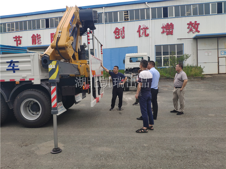 我公司技術(shù)人員給客戶講解操作要領及注意事項 我公司技術(shù)人員給客戶講解操作要領及注意事項