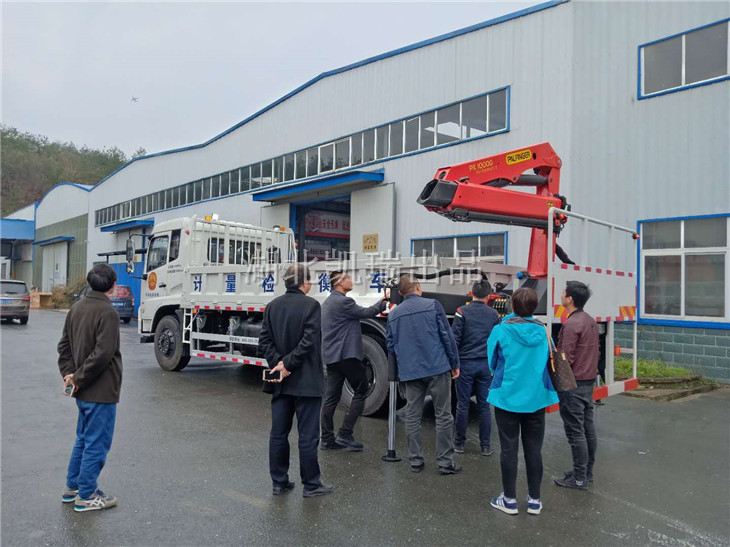 我公司技術(shù)人員講解車輛操作注意事項及使用規(guī)范 我公司技術(shù)人員講解車輛操作注意事項及使用規(guī)范