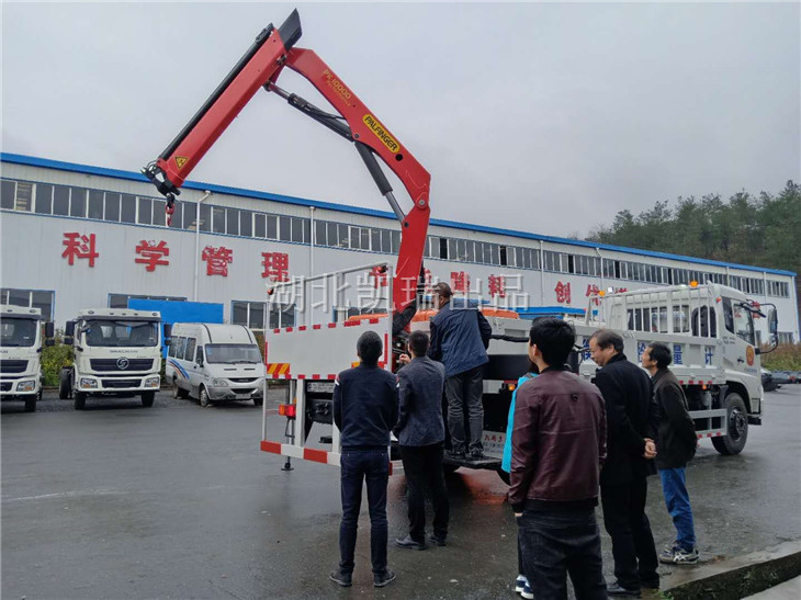 來安計量所領(lǐng)導(dǎo)親自操作車輛及吊機(jī)運(yùn)轉(zhuǎn) 來安計量所領(lǐng)導(dǎo)親自操作車輛及吊機(jī)運(yùn)轉(zhuǎn)