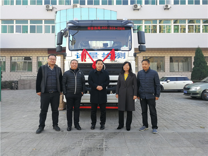 太谷縣市場和質(zhì)量監(jiān)督管理局領(lǐng)導(dǎo)檢衡車前合影 太谷縣市場和質(zhì)量監(jiān)督管理局領(lǐng)導(dǎo)檢衡車前合影