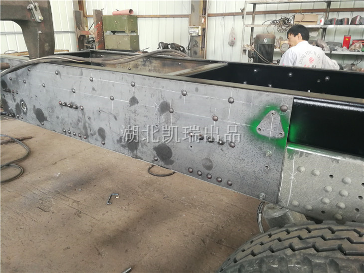 重汽T5G底盤加固板鉚接(冷鉚工藝) 重汽T5G底盤加固板鉚接(冷鉚工藝)