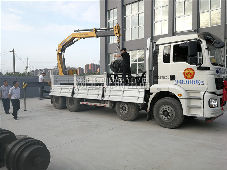 許昌市計量所領(lǐng)導對車輛進行測試 許昌市計量所領(lǐng)導對車輛進行測試