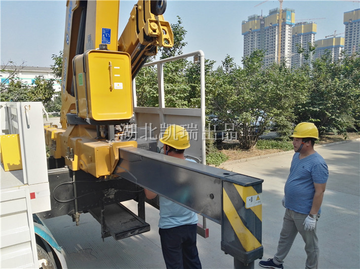 許昌市質(zhì)量監(jiān)督檢驗測試中心工作人員操作檢衡車 許昌市質(zhì)量監(jiān)督檢驗測試中心工作人員操作檢衡車