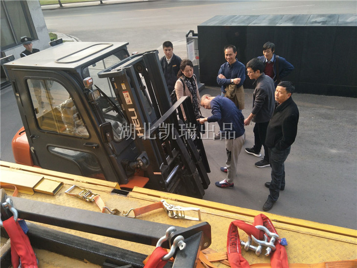 自貢計(jì)量所領(lǐng)導(dǎo)對(duì)計(jì)量檢衡車驗(yàn)收 自貢計(jì)量所領(lǐng)導(dǎo)對(duì)計(jì)量檢衡車驗(yàn)收