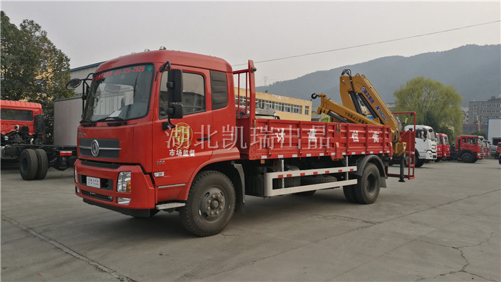 等待發(fā)運的天錦兩軸檢衡車 等待發(fā)運的天錦兩軸檢衡車