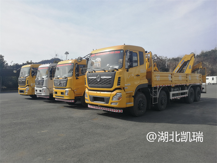 四臺“東風(fēng)系列”計量檢衡車列裝發(fā)運(左前) 四臺“東風(fēng)系列”計量檢衡車列裝發(fā)運(左前)